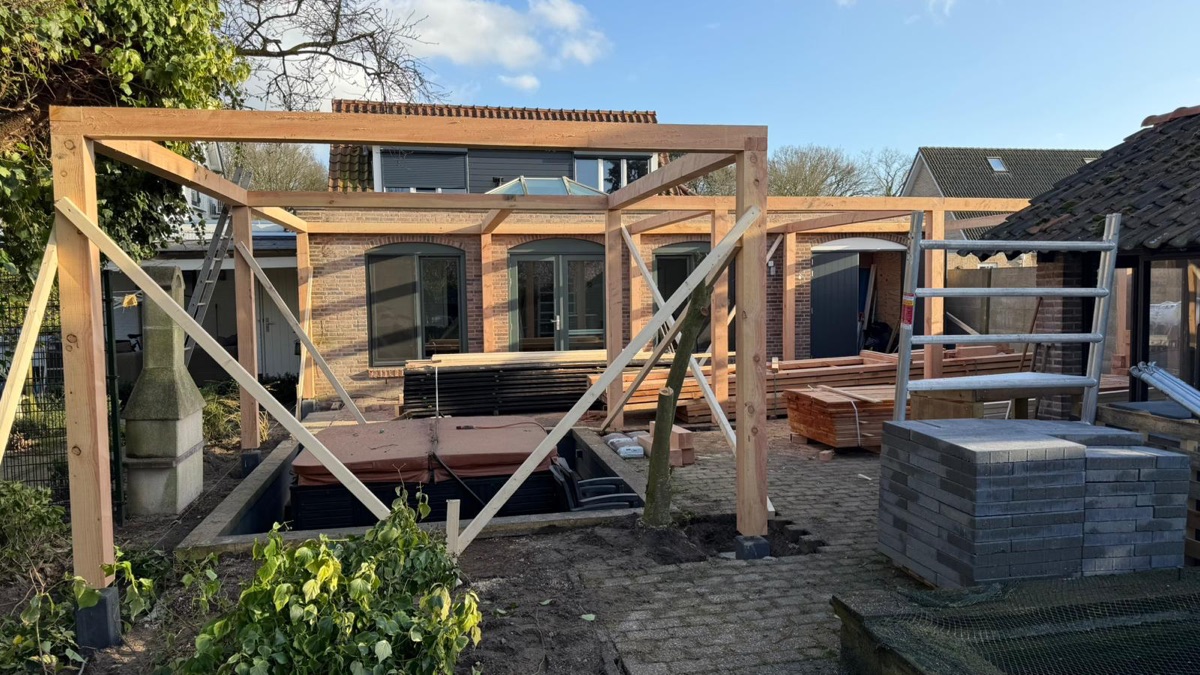 Houten overkapping in aanbouw met Douglas balken